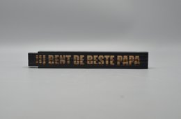  A folding rule with the text "Bent de beste papa" (Dutch for "You are the best dad") printed on it. The product is categorized as a desktop organizer.
