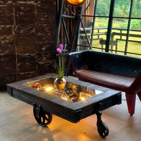 Steampunk-Trolley-Couchtisch aus Holz