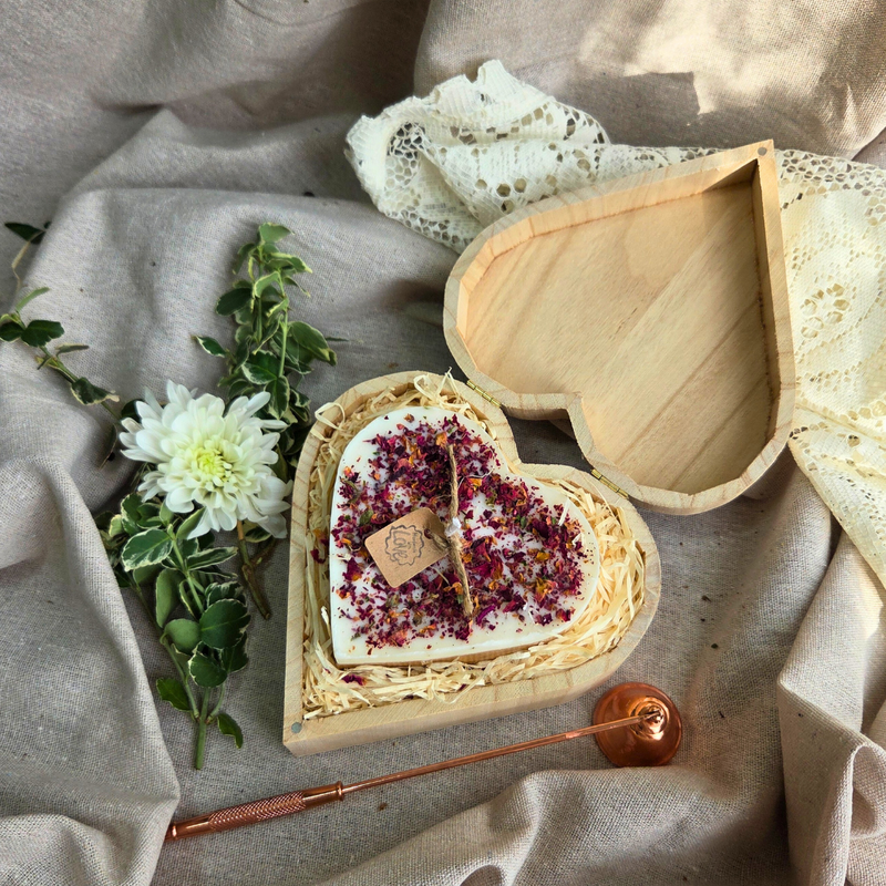 Confezione regalo cuore Cuore grande con petali di rosa