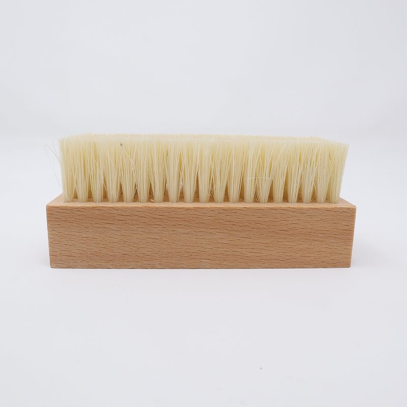 Sneaker brush with vegetable fiber