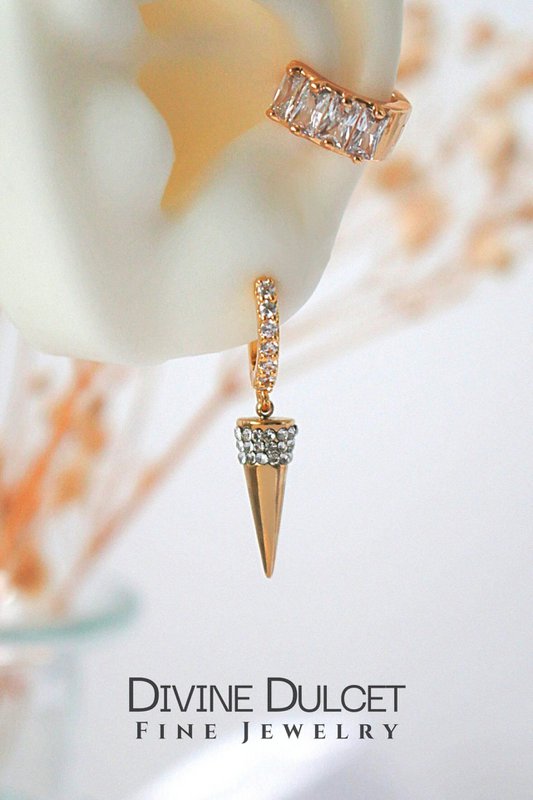 Aretes tipo argolla con forma de cono y punta con circonita cúbica de 24 quilates