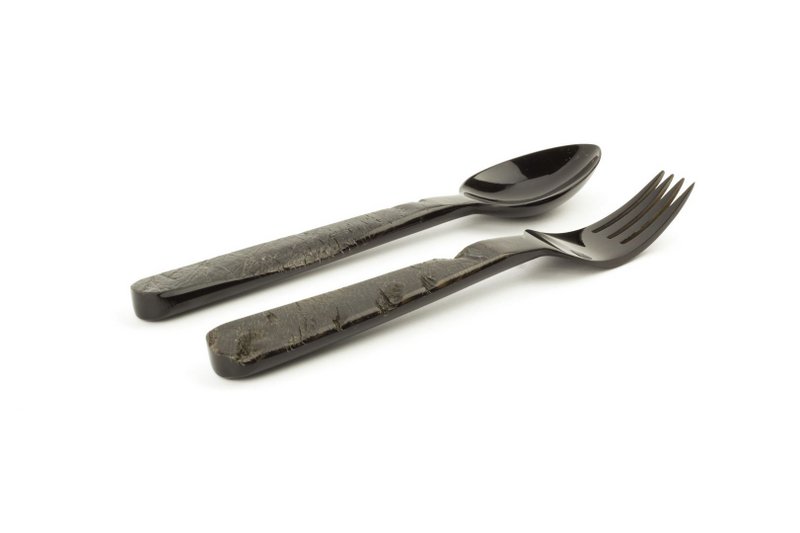 Petits couverts plats en corne noire brute