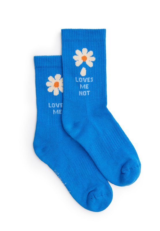 Biologische sokken Loves me Loves me not - Blauwe tennissokken met madeliefjes