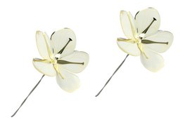 White and gold medium-sized flowers with delicate petals and a central stamen, arranged in a decorative Easter wreath.