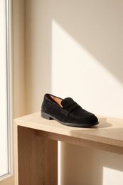 EMILIA BLACK – Penny-Loafer aus Wildleder VORBESTELLUNG