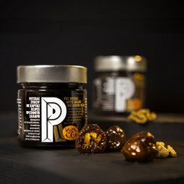  Premium fig retseli with walnuts, a sweet and delicious dried fruit snack with a crunchy walnut topping.