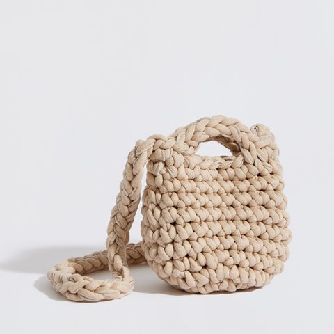Häkel-Clutch „Pebble“ mit Umhängeriemen in Creme