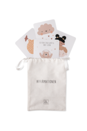 Affirmationskarten Kinder Mutmachkarten Positive Glaubenssätze are a set of educational cards featuring positive affirmations and illustrations. The cards are made of high-quality materials and come in a reusable cotton bag.