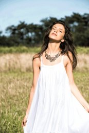 A delicate and feminine necklace featuring a cluster of sweet floral charms. The charms are made of high-quality materials and come in a variety of colors, adding a touch of whimsy to any outfit.