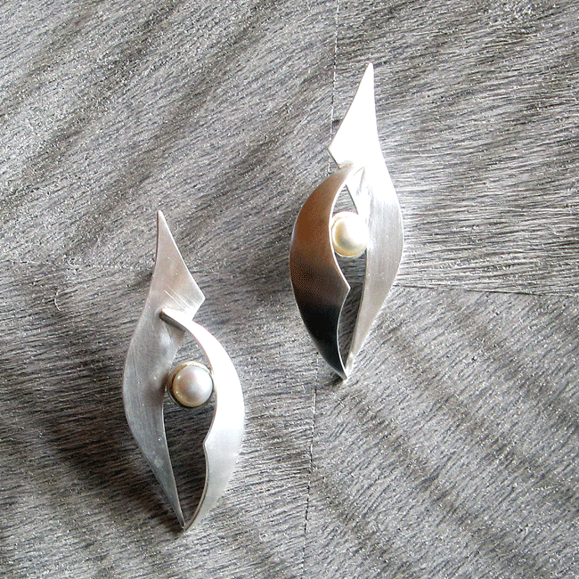 E 982, silver ear studs with pearl
