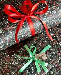 Carta da regalo con bacche bianche e rosse