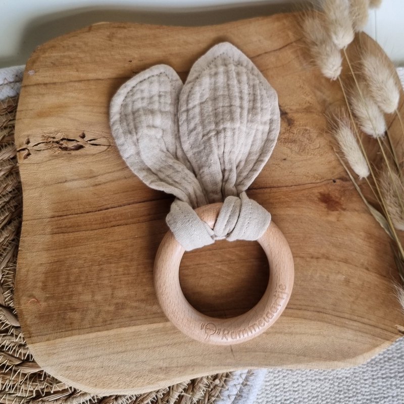 Træbidering med bløde kaninører 15cm - Sand