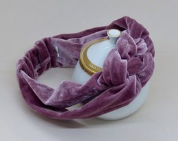Diadema trenzada rosa empolvado