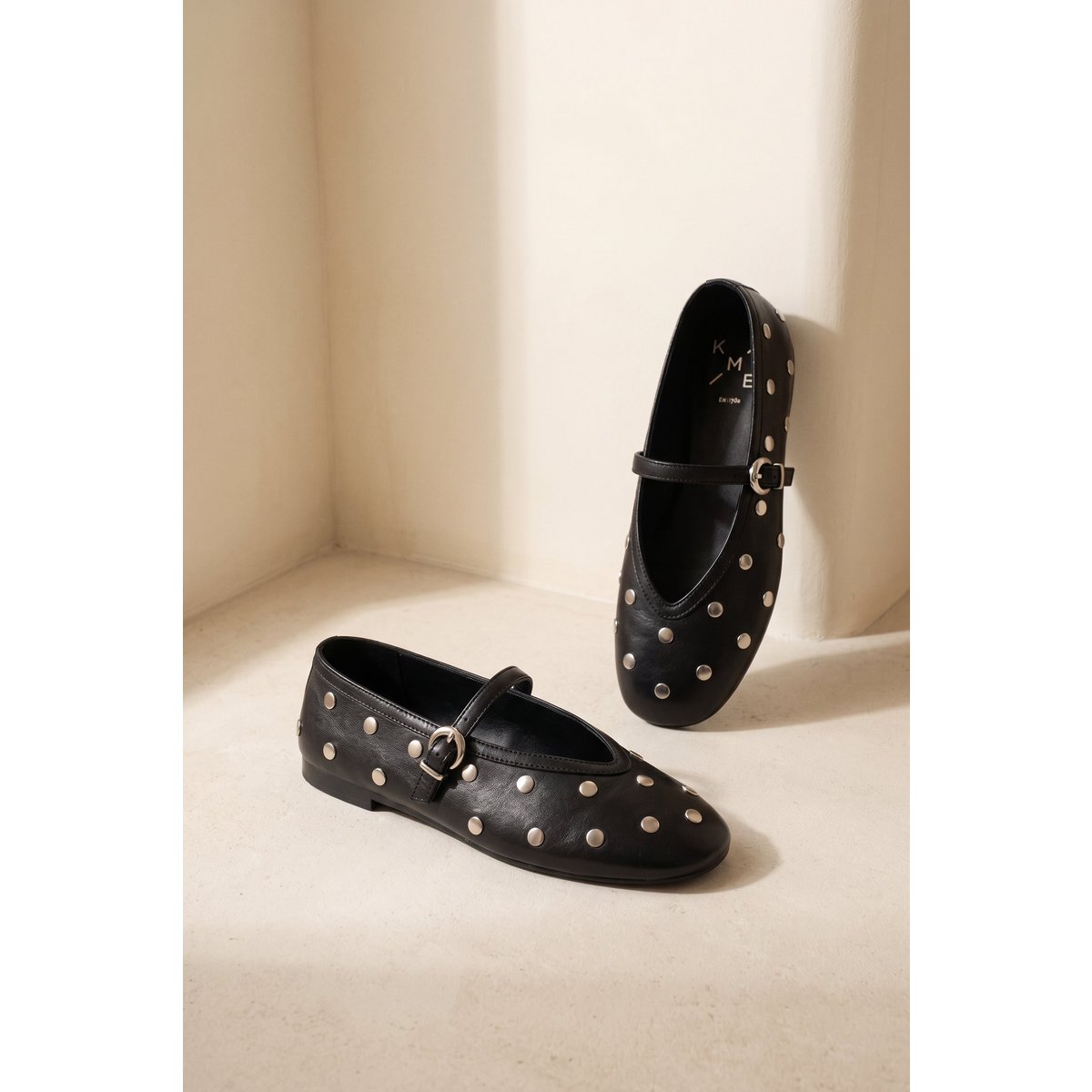 ALLI STUDS BLACK – Mary Janes mit Nieten aus glänzendem Leder VORBESTELLUNG