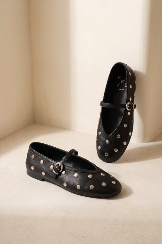 ALLI STUDS BLACK – Mary Janes mit Nieten aus glänzendem Leder VORBESTELLUNG
