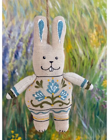 Hase mit Pfoten mit blauen Blumen