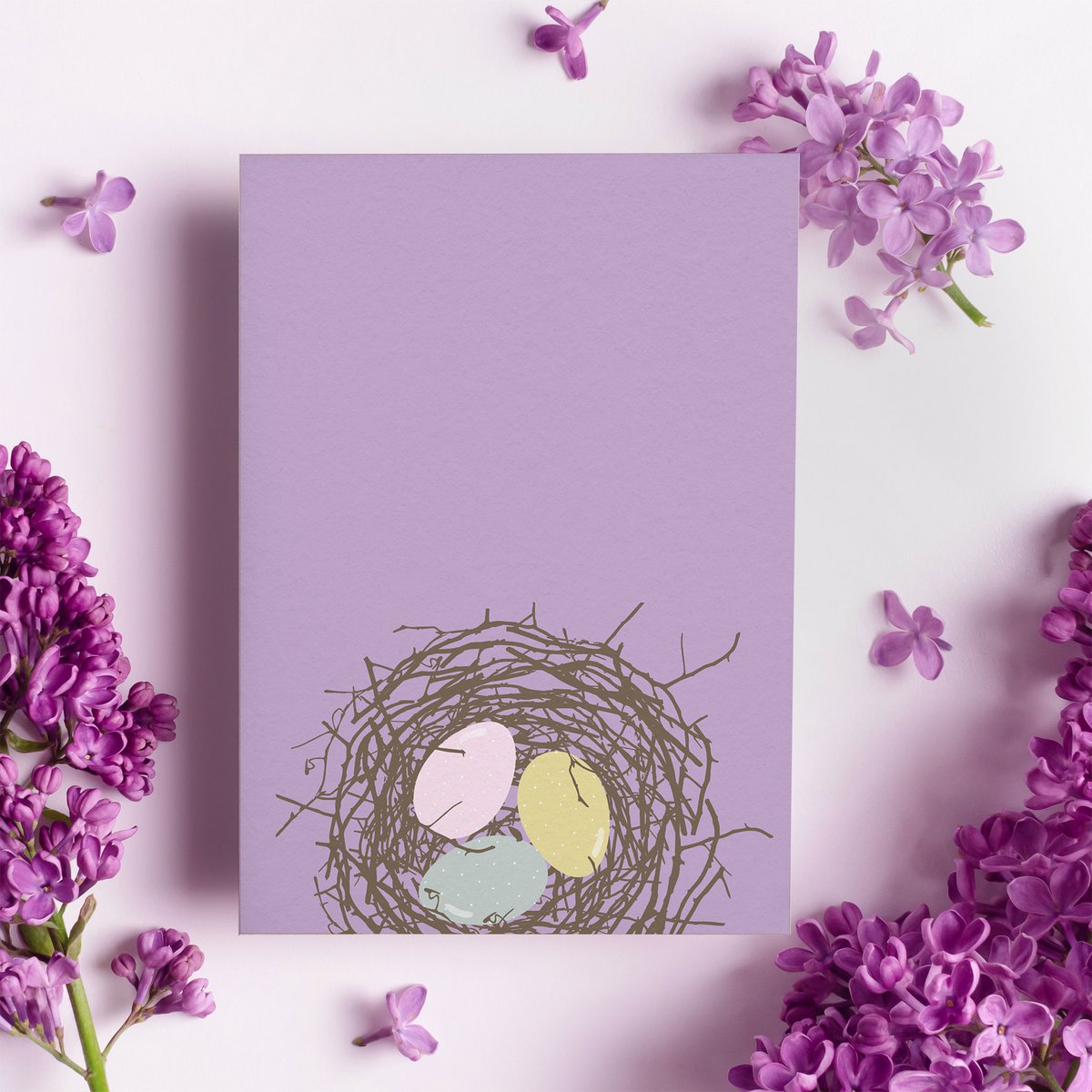 Postkarte Osternest - Osterkarte schlicht: Ostereier Postkarte für Osterwünsche, Geschenkidee zu Ostern, Frohe Ostern Karte Lamm, lila Karte Frühling