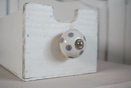Hvid møbelknop med grå prikker 4 cm Isabelle Rose