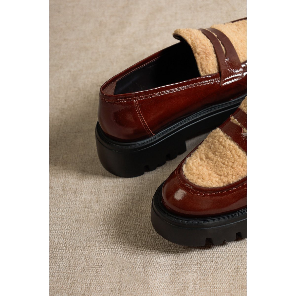 LISSY CASTAGNA BRUIN – Leren loafers met imitatiebontdetail