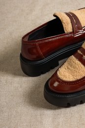 LISSY CASTAGNA BRUIN – Leren loafers met imitatiebontdetail