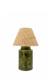 Pistacie/grøn håndglaseret rund keramisk sengelampe med raffia/rattan stofskærm