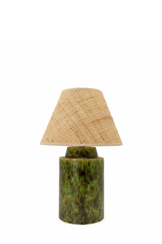 Pistacie/grøn håndglaseret rund keramisk sengelampe med raffia/rattan stofskærm