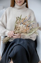 Forårsmelodi: harmoni af lavendel, glixia og eukalyptus i en tørret blomsterbuket