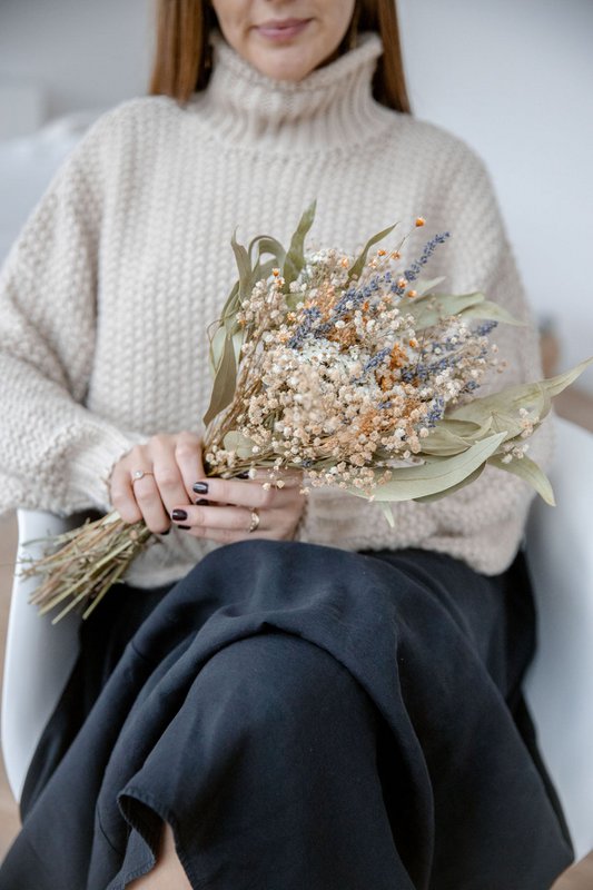 Forårsmelodi: harmoni af lavendel, glixia og eukalyptus i en tørret blomsterbuket