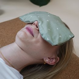 Afslapningspuder til øjnene med organisk stavet og organisk lavendel-heart matcha