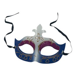 blå og hvid maske med lilla vipper