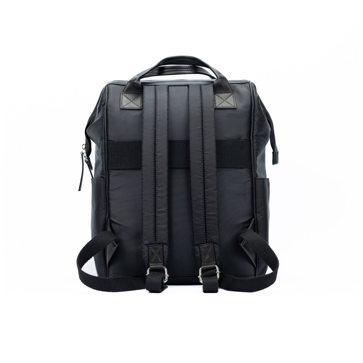 K0037AB | Waterafstotende rugzak van waterdicht nylon/echt volnerf leer met lichte nerf - zwarte kleur - gepolijste nikkelaccessoires. Afmetingen: 27 x 39 x 19 cm - Verpakking: Tnt zak