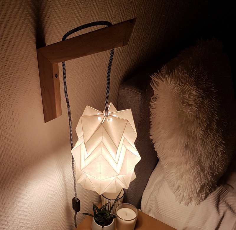 Hölzerne Wandleuchte und kleine Pendelleuchte Origami Design in Papier