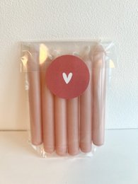 Set of 6 mini pink candles, ideal for dinner table decor. Cylindrical shape, wax material.