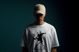 Banksys Graffiti-T-Shirt Unisex – Der Blumenwerfer
