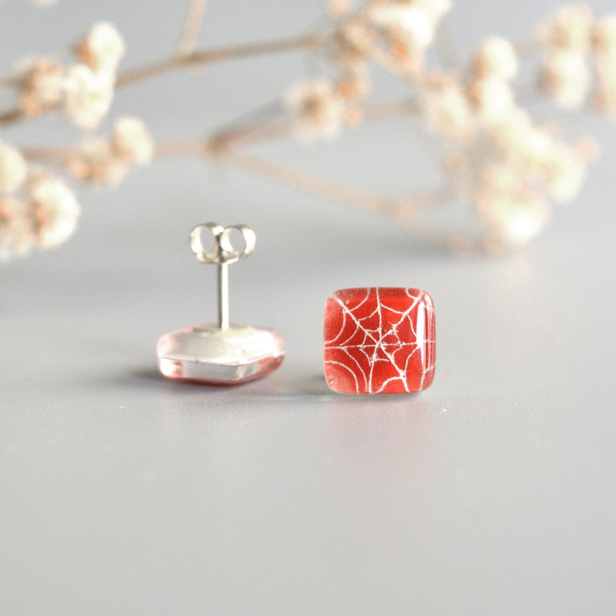 Lindos pendientes de tela de araña, color rojo, tachuelas de vidrio y plata de primera ley