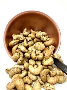 Roasted cashew nuts with wild pepper (bulk 1kg)