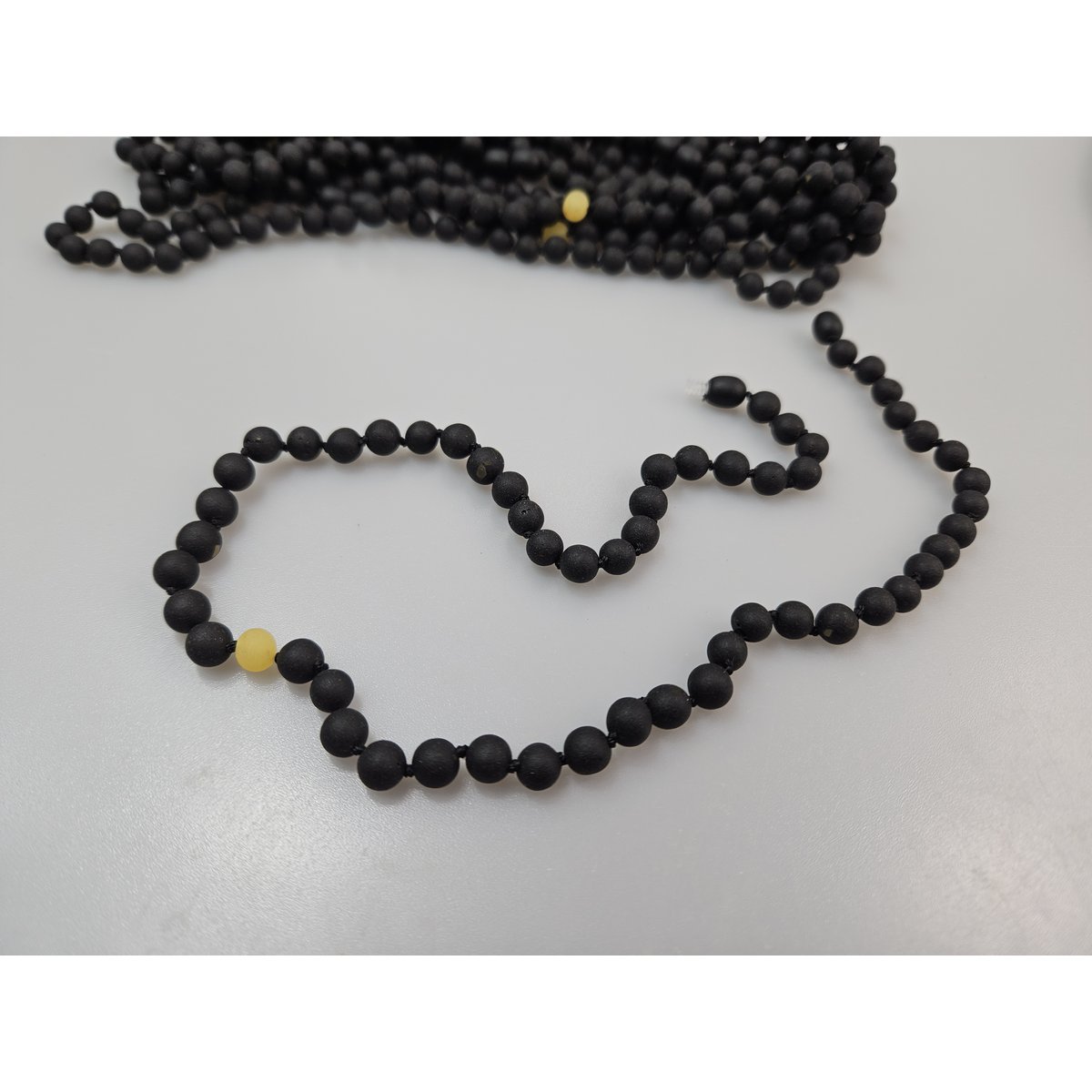 Collar de ámbar negro hecho a mano para él o su hombre joyas al por mayor