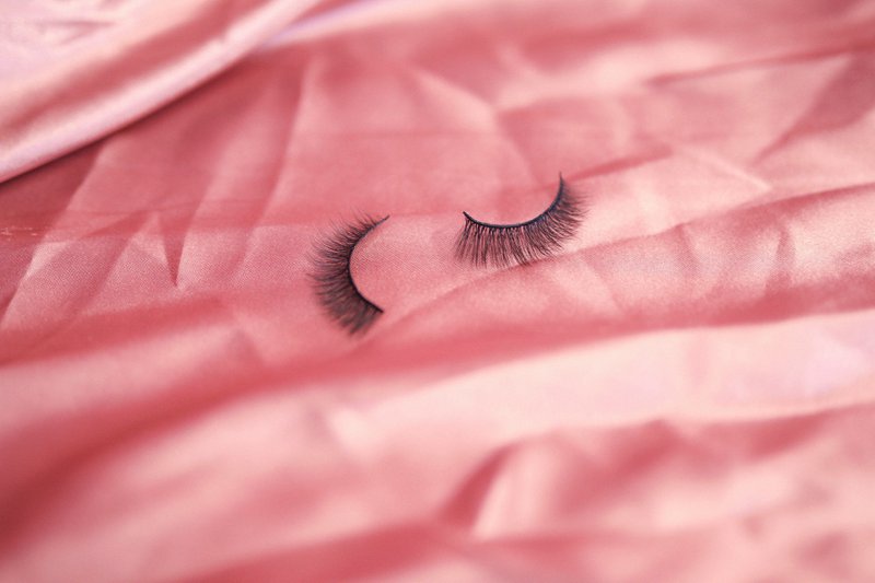 Lovely Lashes Deluxe Kit mit schwarzem Eyeliner