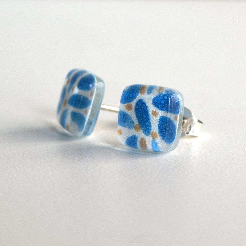 Kleine glazen oorbellen, Sterling zilveren paaltjes, Cerulean blauwe bladeren en gouden bessen