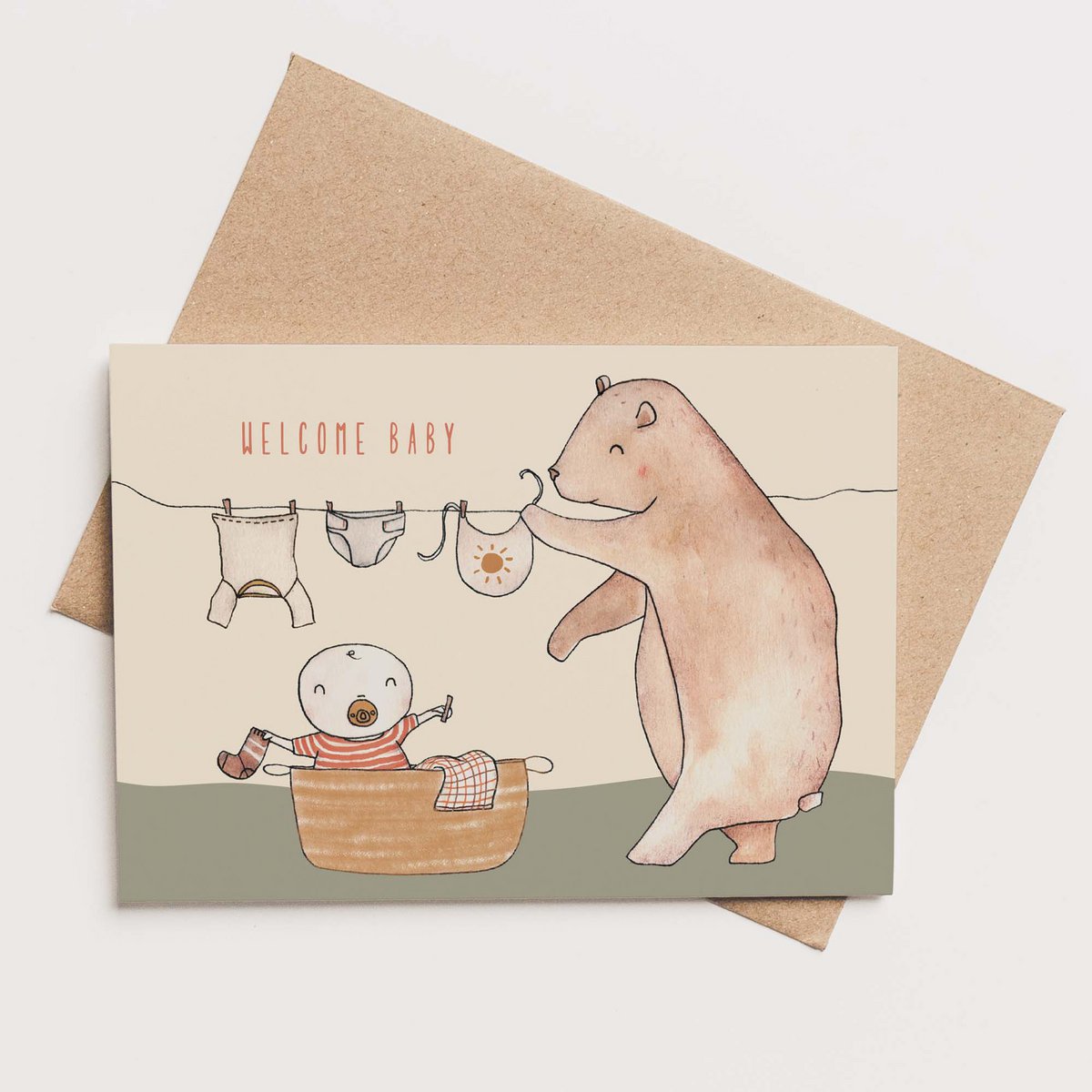 Karte + Umschlag - Bär mit Babywäschekorb
