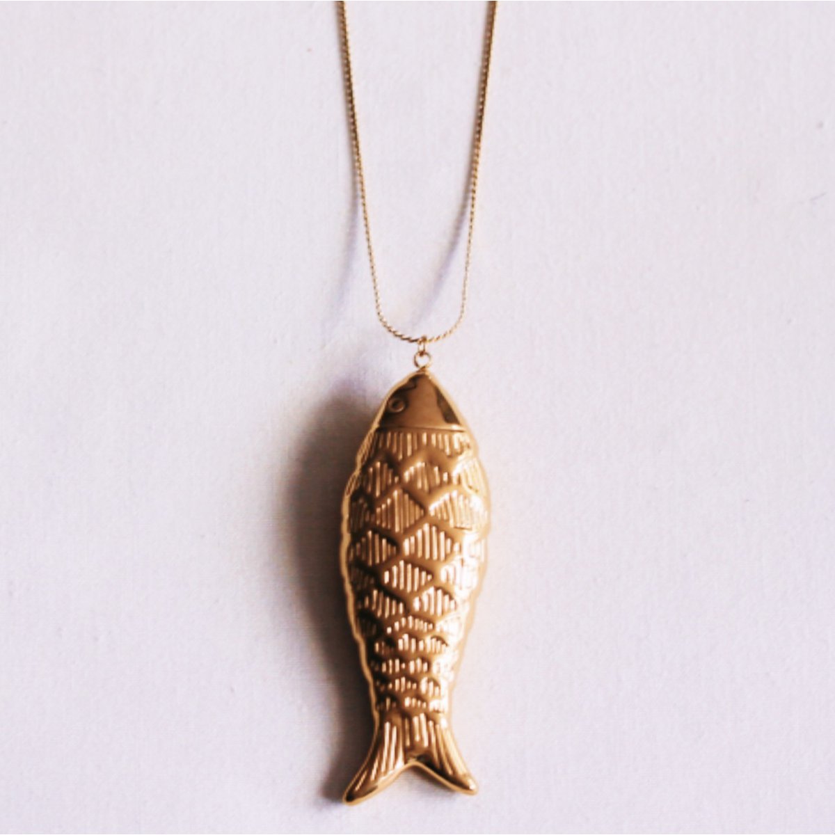 Delicate link chain with XL fish