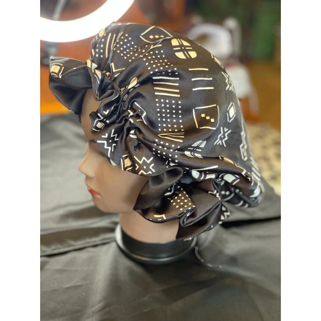 Satynowa czapka śpiąca Mama Theresa na afro -locken - Polka Dot Bogolan Print