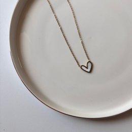 Hjertes essens – 18 karat guld perlemor hjerte halskæde