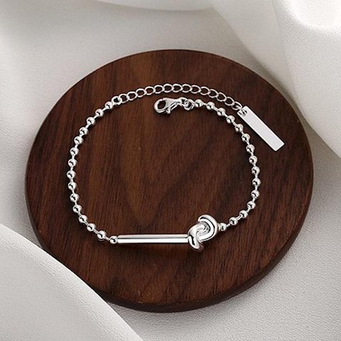 Kugelkettenarmband mit silbernem Knotendesign
