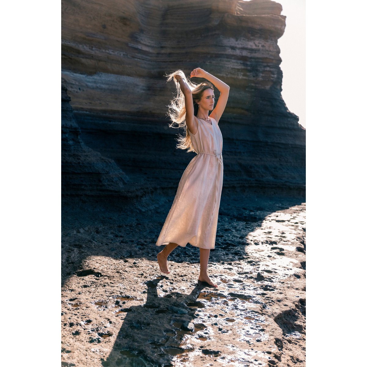 SUNSET — Vestido midi de lino sin mangas con cuello en V
