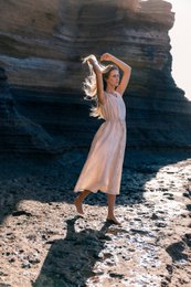 SUNSET — Vestido midi de lino sin mangas con cuello en V