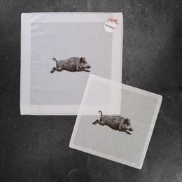 White cotton tissue with a wild boar print. Available in 43 x 43 cm and 33 x 33 cm sizes.