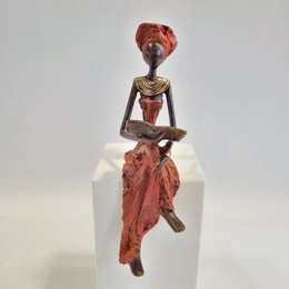 Bronze-Skulptur "woman who reads" by Hamed Nikiema | 28 cm