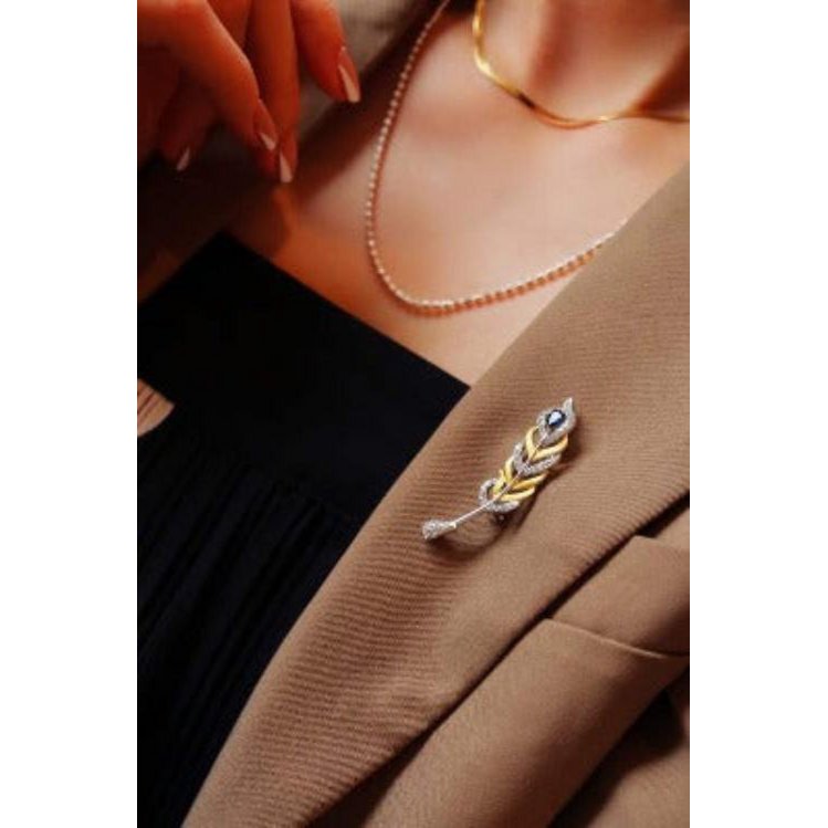 Broche de zafiro con esplendor emplumado