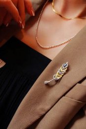 Broche de zafiro con esplendor emplumado
